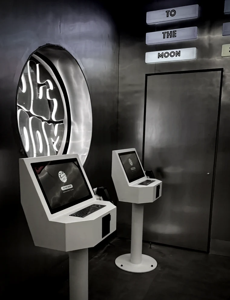 Full Moon self servis kiosk sırası